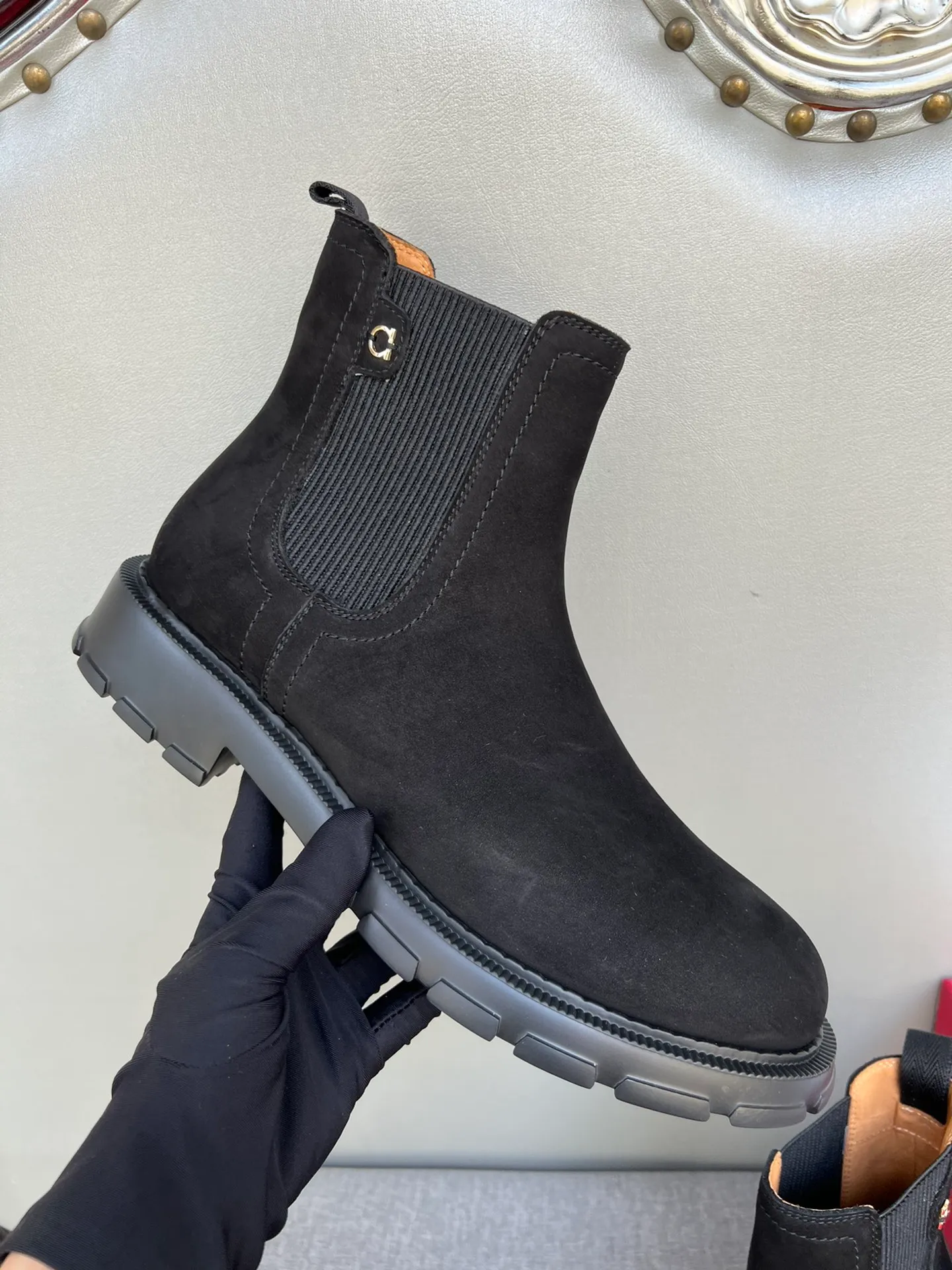 [Ferragamo] Top P: 1000💰 Number of yards: 39~44 (38.45 custom-made, non-refundable) Ferragamo winter series, original 1:1 development, casual men's short boots, original quality, exclusive new Ferragamo autumn and winter new high-top men's shoes, exquisite hand-stitching, workmanship details comparable to counters, imported calfskin upper, cowhide lining, original foam outsole.